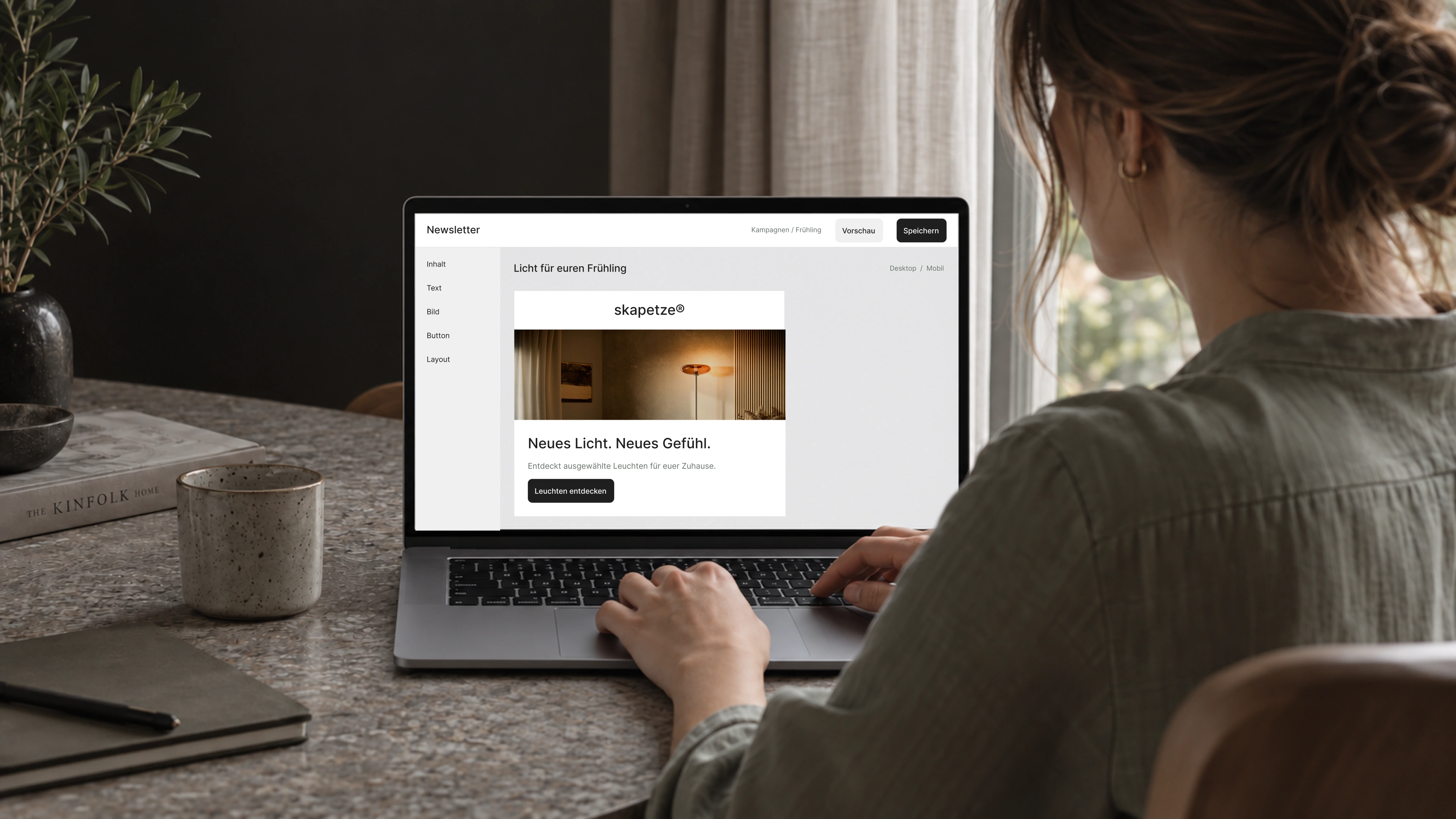 Person am Laptop mit einem Newsletter-Editor und einem skapetze-Leuchtenmotiv.